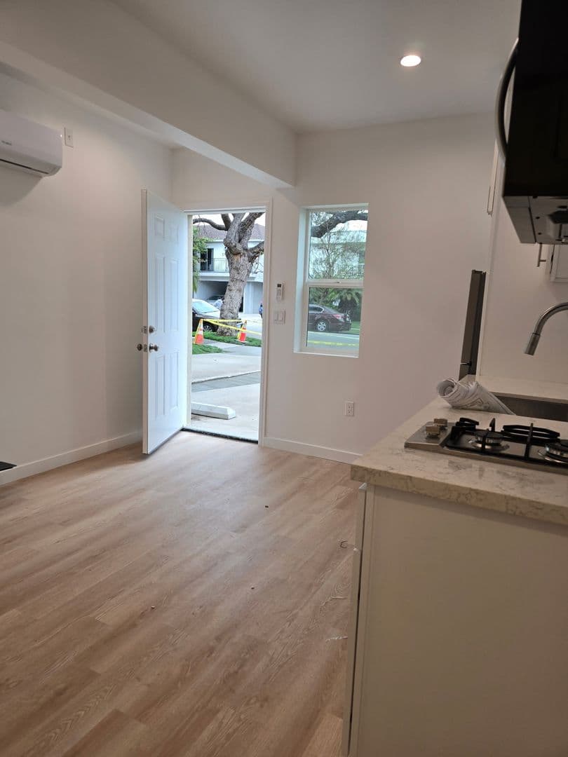 Los Angeles Apartment: 3721 Mentone Ave