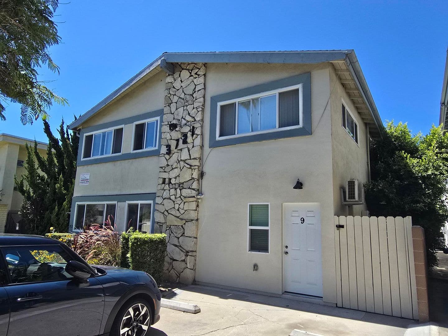 Los Angeles Apartment: 3721 Mentone Ave