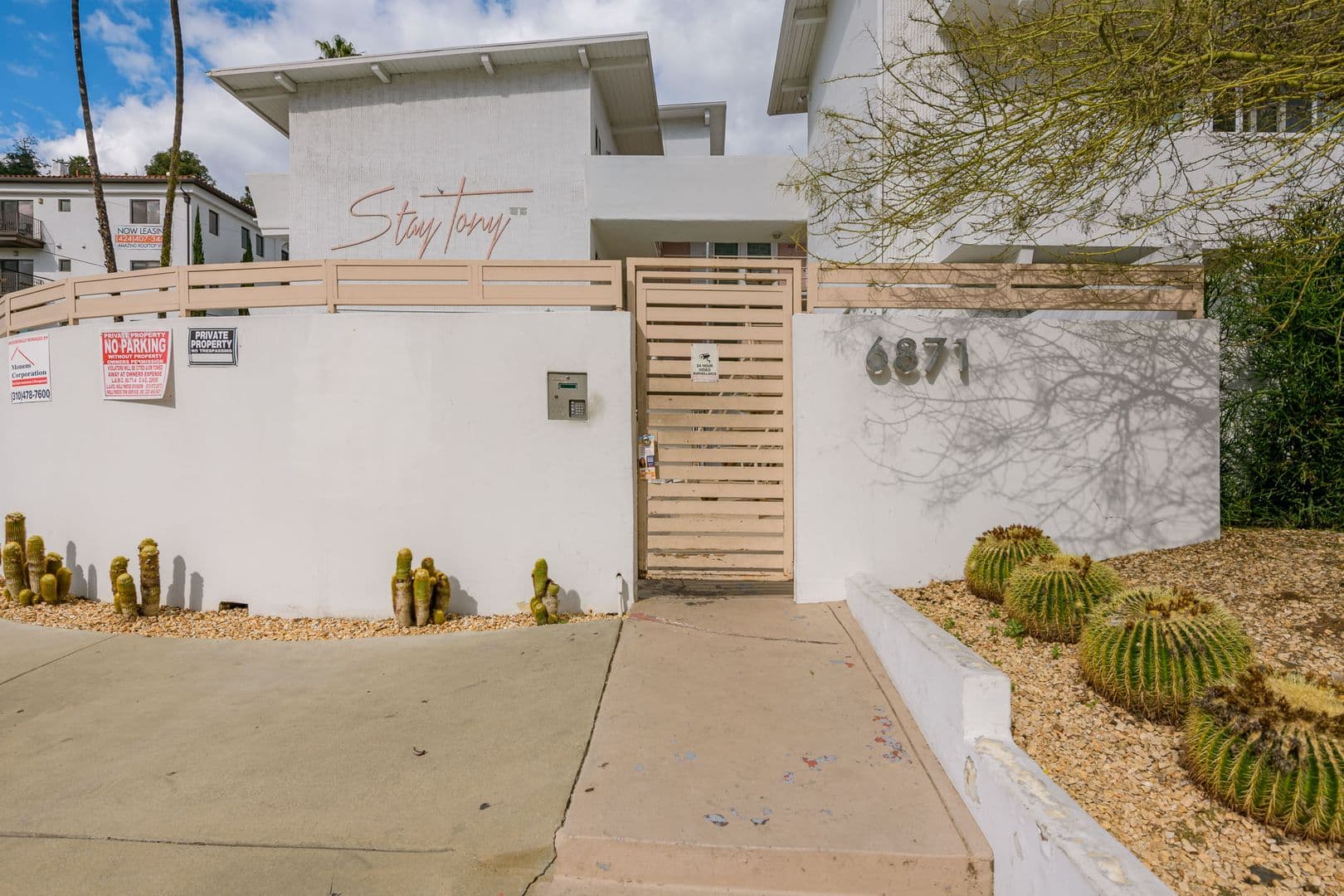 Los Angeles Apartment: 6871 Franklin Ave
