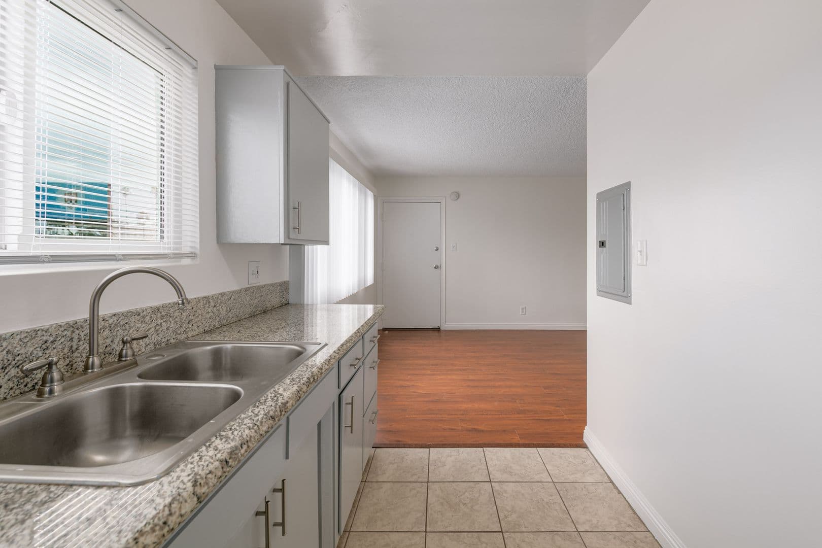 Los Angeles Apartment: 981 Elden Ave