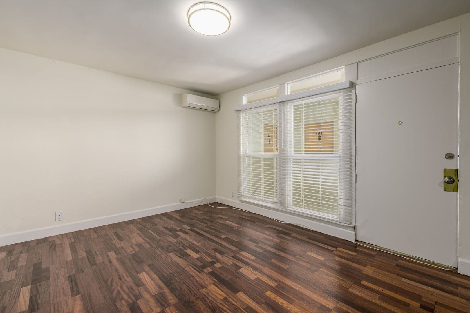 Los Angeles Apartment: 6871 Franklin Ave