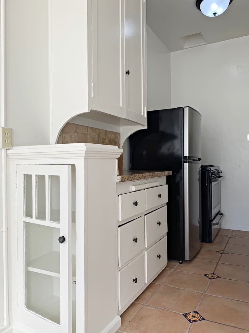 Los Angeles Apartment: 654 S Dunsmuir Ave