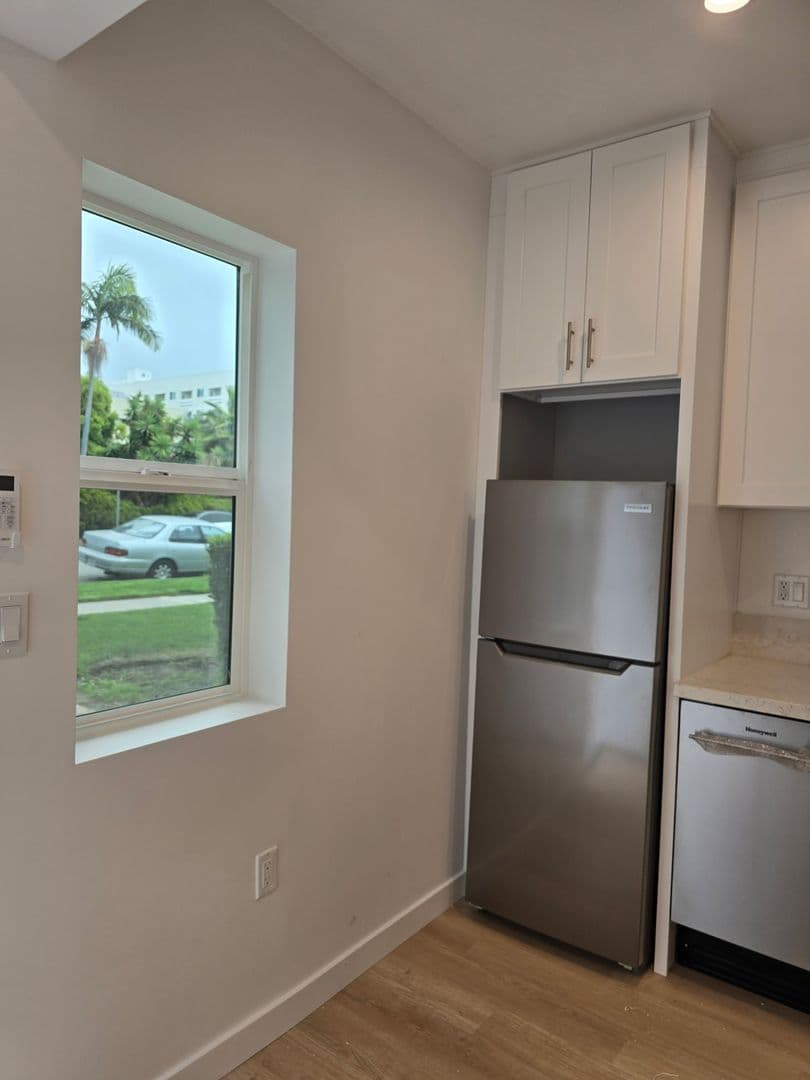 Los Angeles Apartment: 3721 Mentone Ave