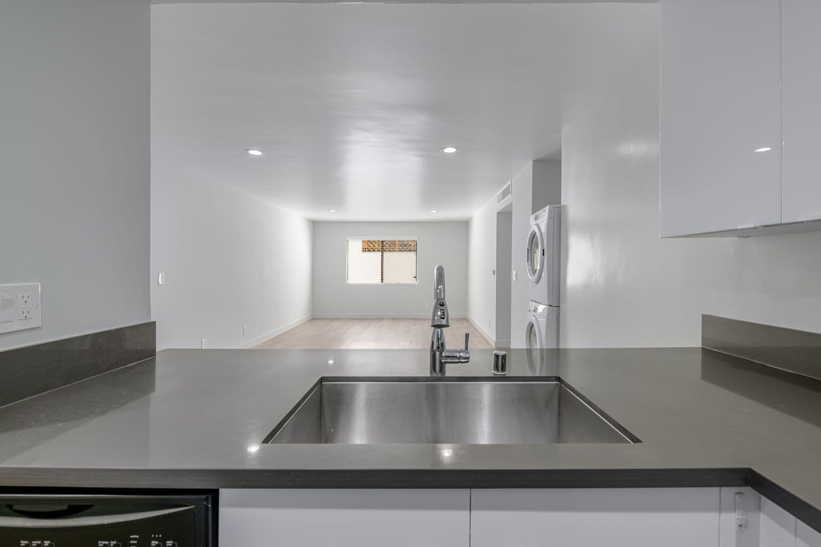 Los Angeles Apartment: 1535 N Kenmore Ave