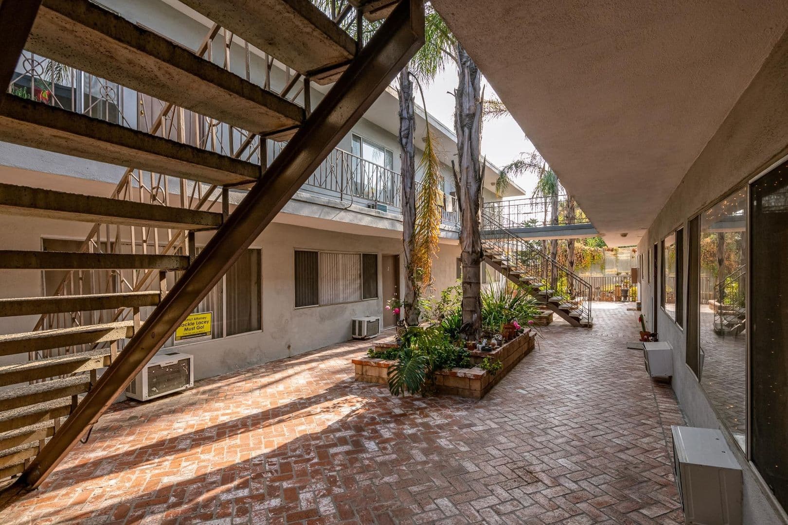 Los Angeles Apartment: 4000 Sequoia Street