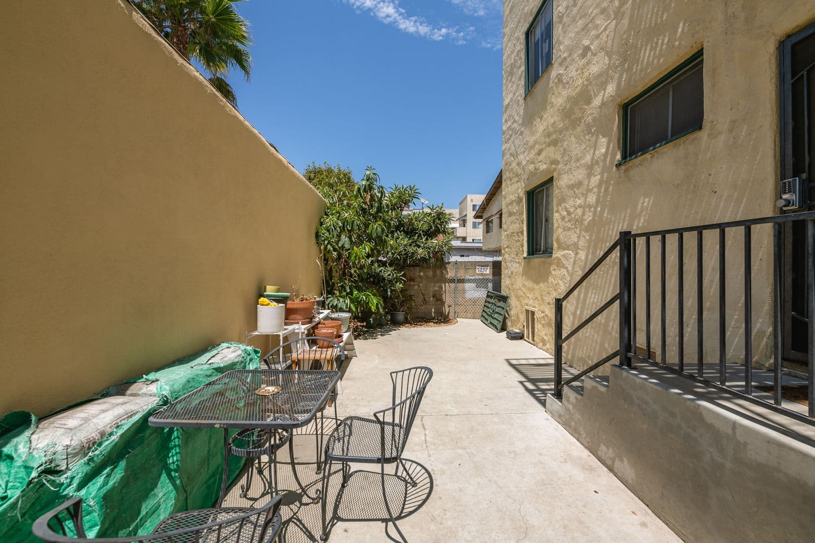 Los Angeles Apartment: 1623 N Mariposa Ave