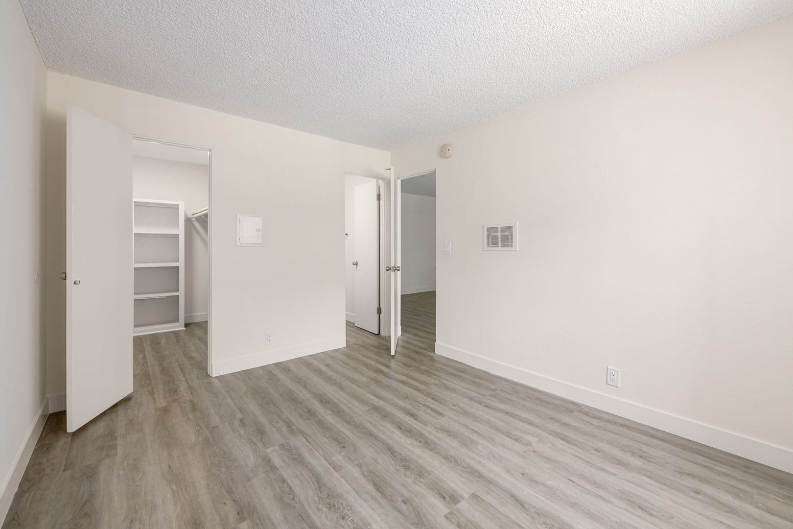 Van Nuys Apartment: 6861 Sepulveda Blvd