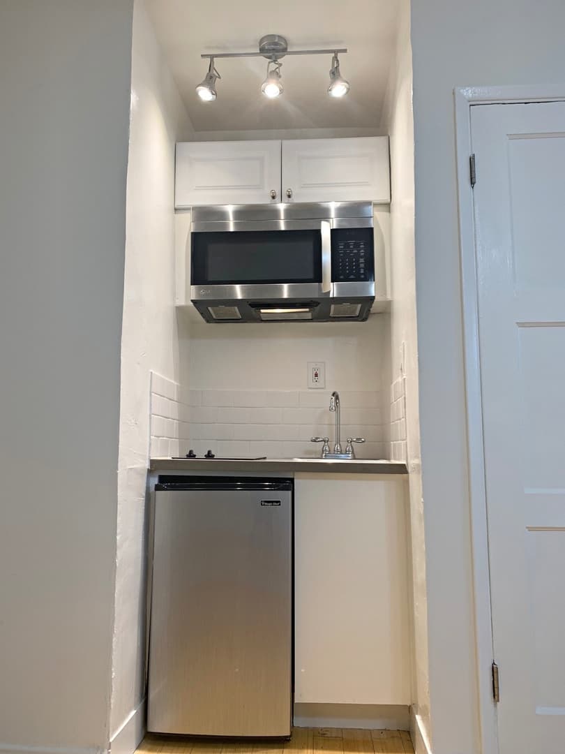 Los Angeles Apartment: 2589 S. Sepulveda Blvd