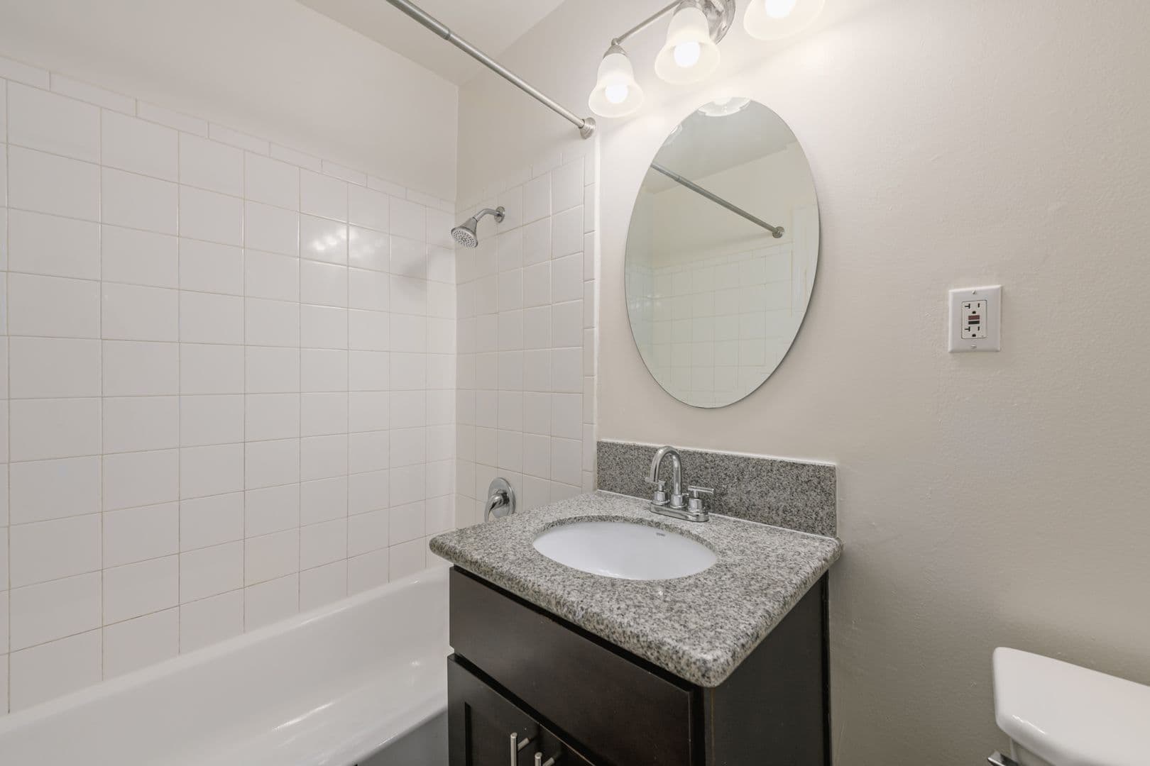 Los Angeles Apartment: 6871 Franklin Ave
