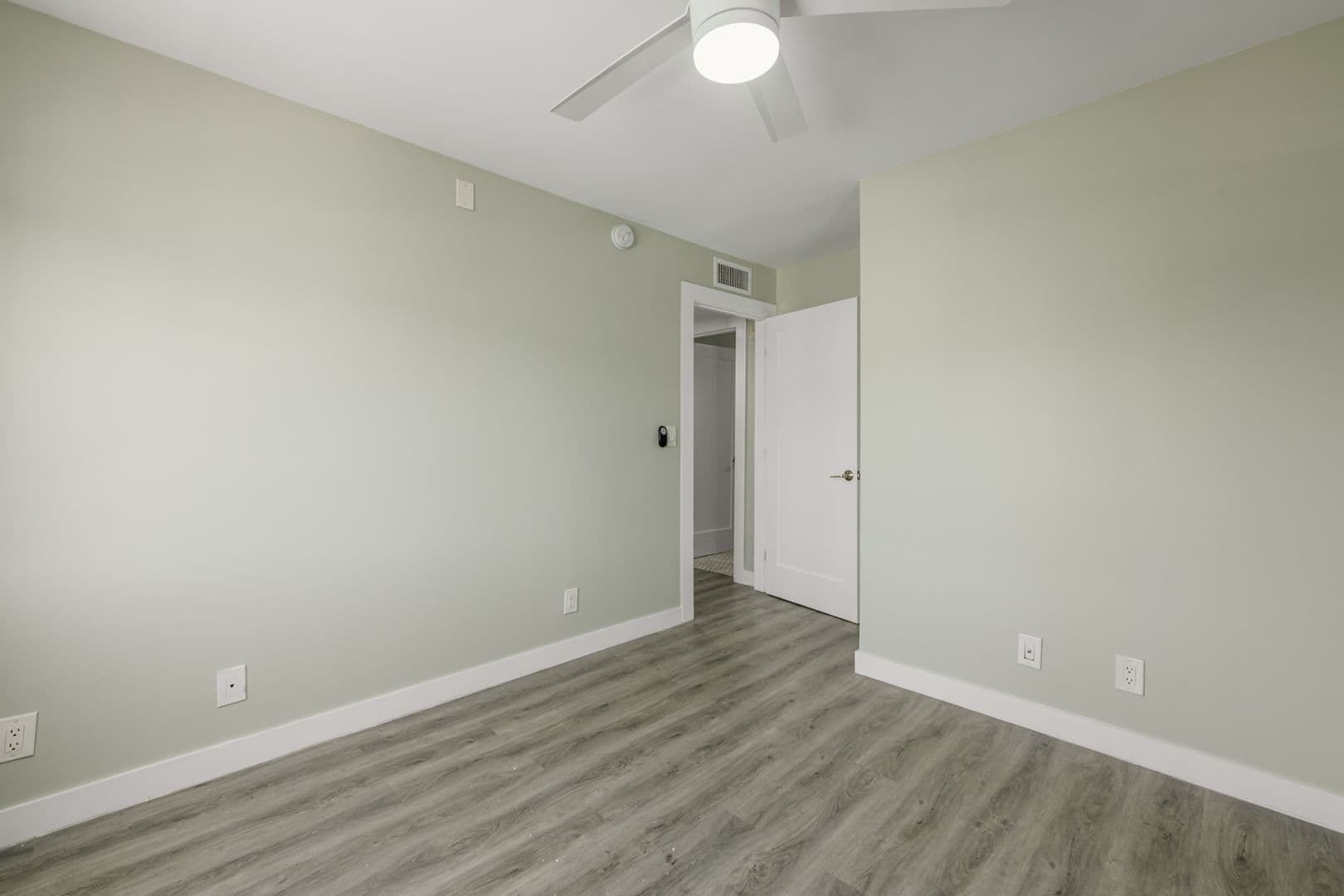 Los Angeles Apartment: 1535 N Kenmore Ave