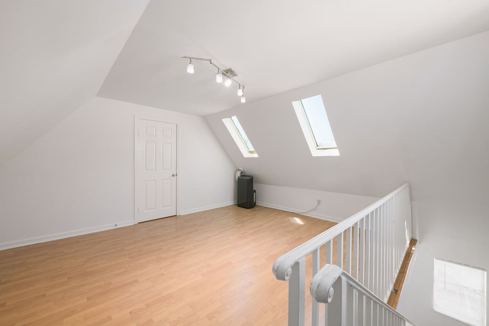 Los Angeles Apartment: 1317 N Bronson Ave