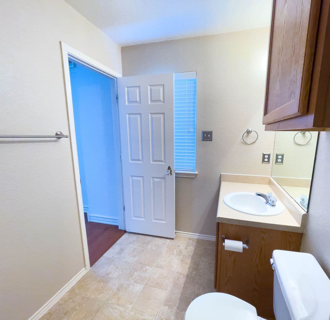 Cedar Park House: 601 Cherry Creek Drive, Unit 4