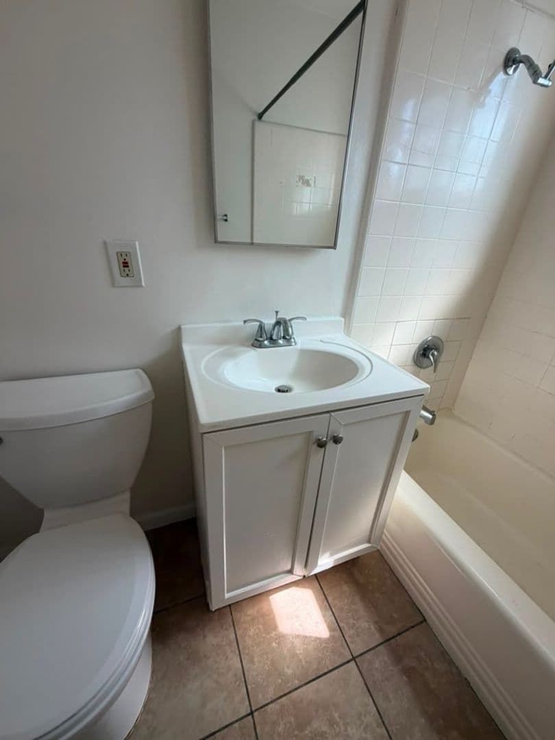 Long Beach Apartment: 1028 Redondo Ave