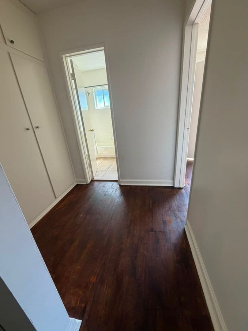 Long Beach Apartment: 1028 Redondo Ave