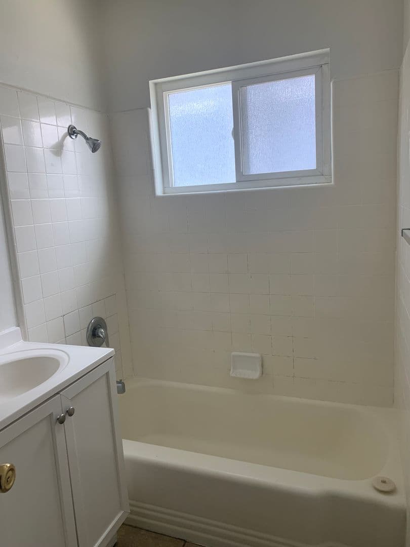 Long Beach Apartment: 1028 Redondo Ave