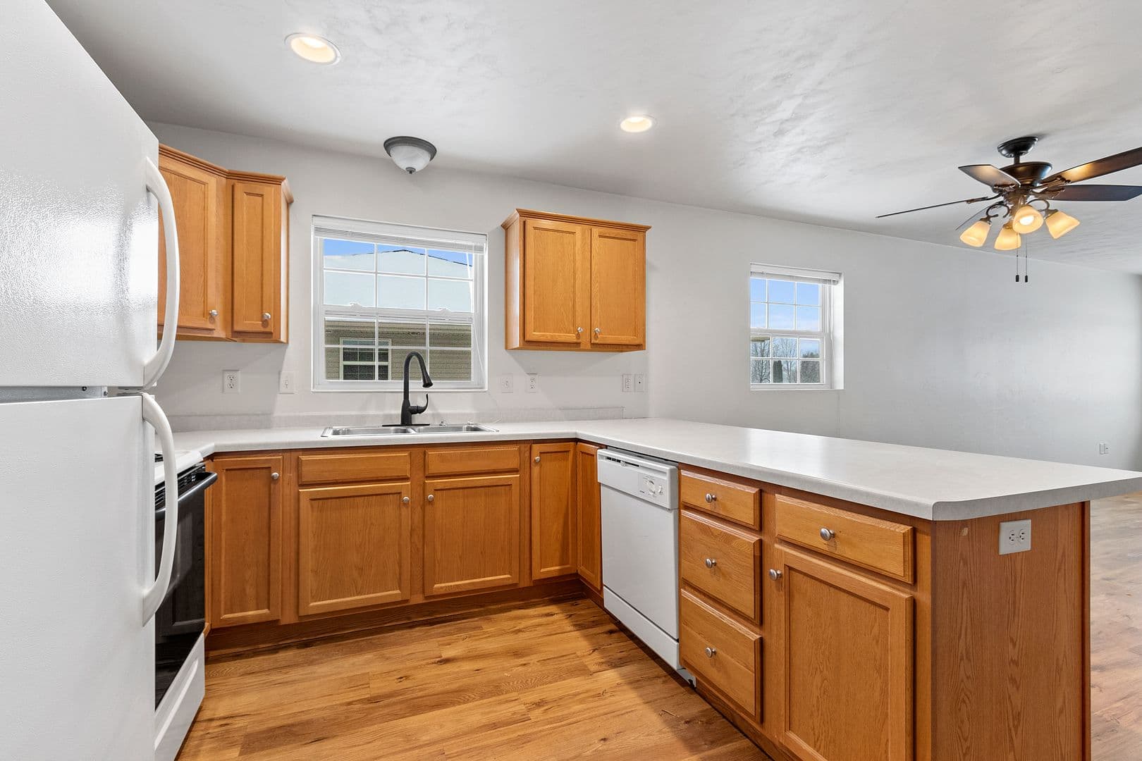 Cecil Apartment: 304 - 308 Golfview Road