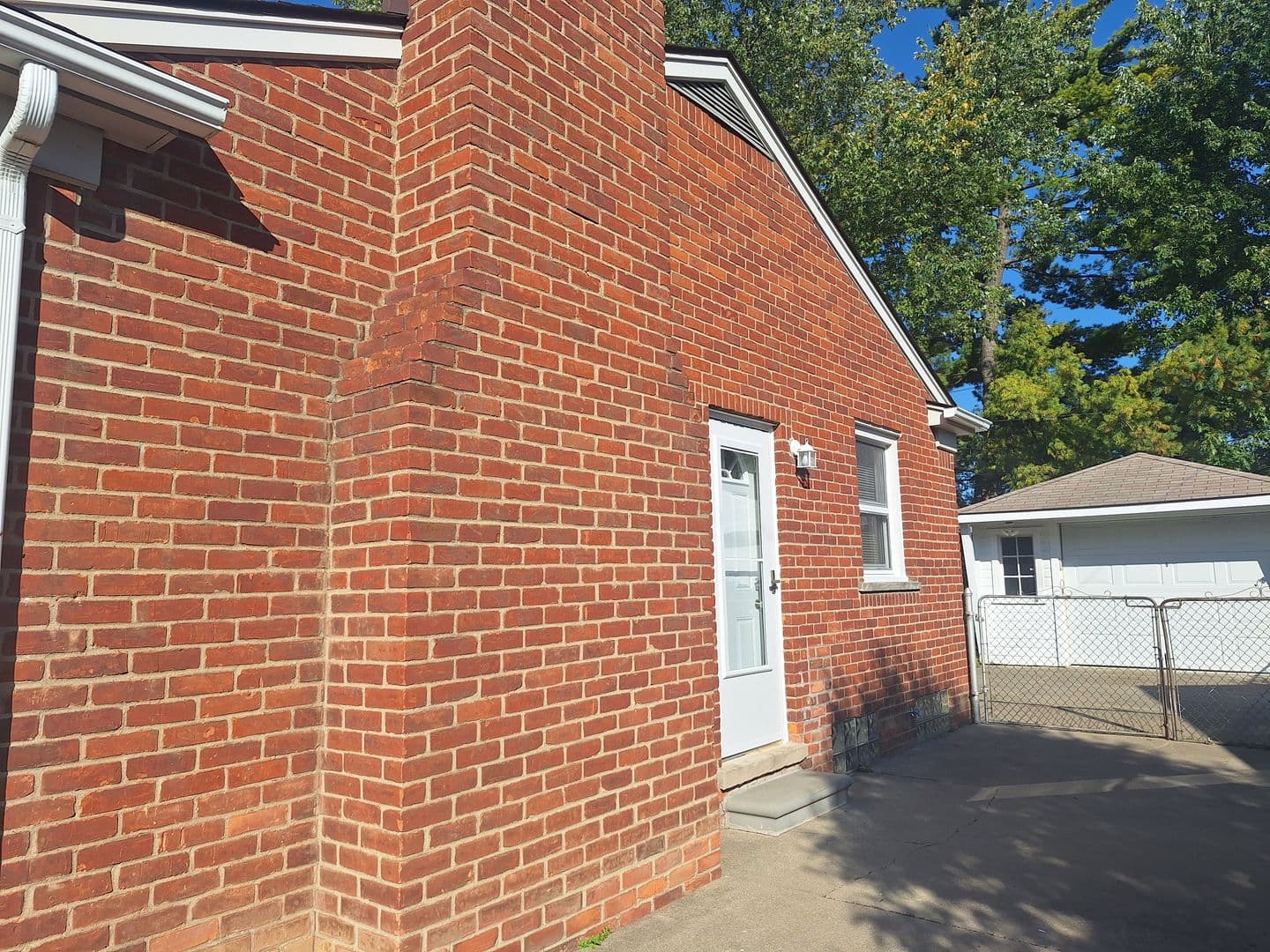 Livonia House: 9918 Woodring
