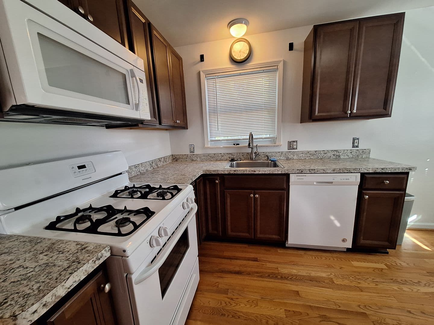 Livonia House: 9918 Woodring