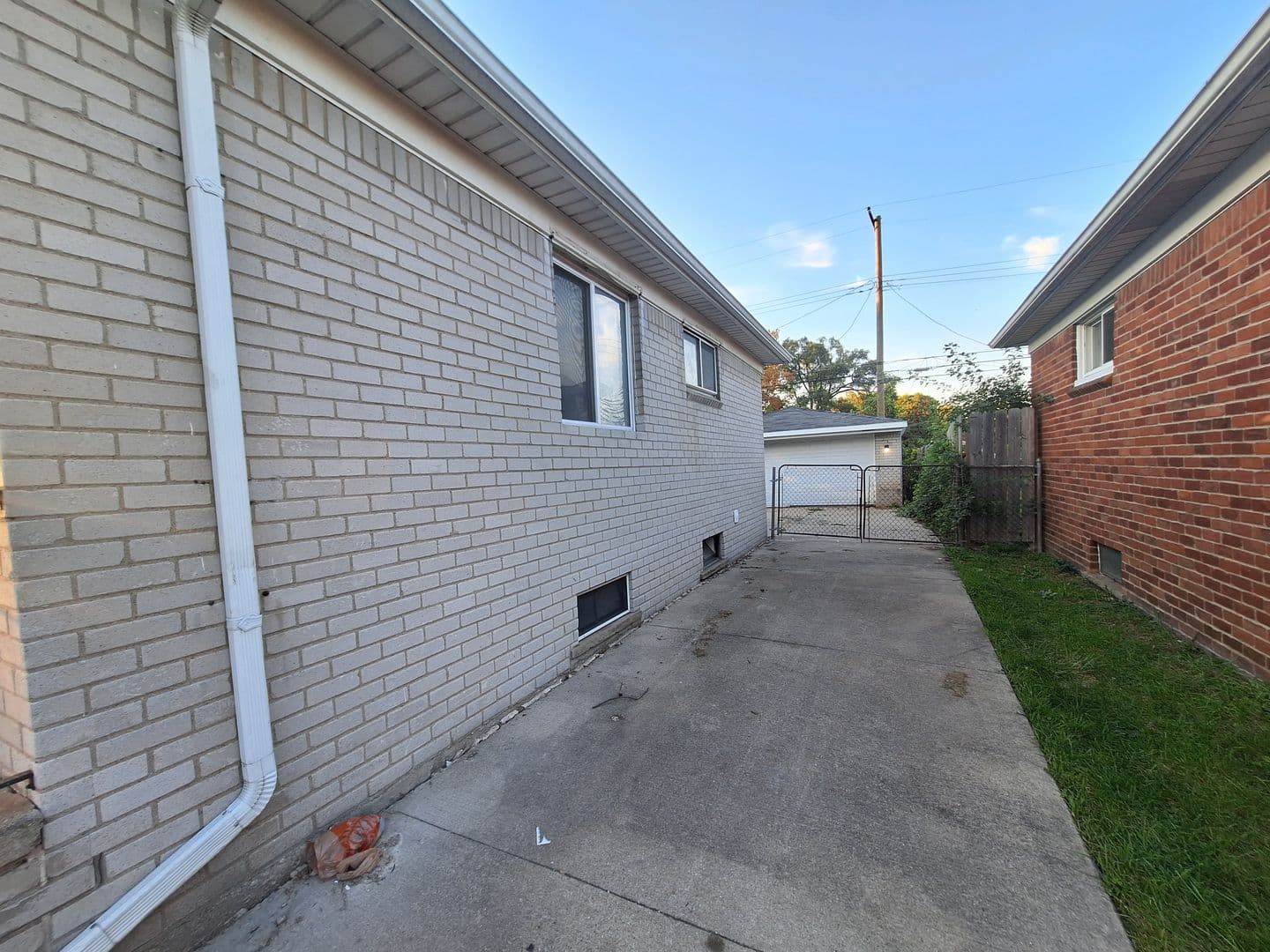 Roseville House: 18069 Marquette