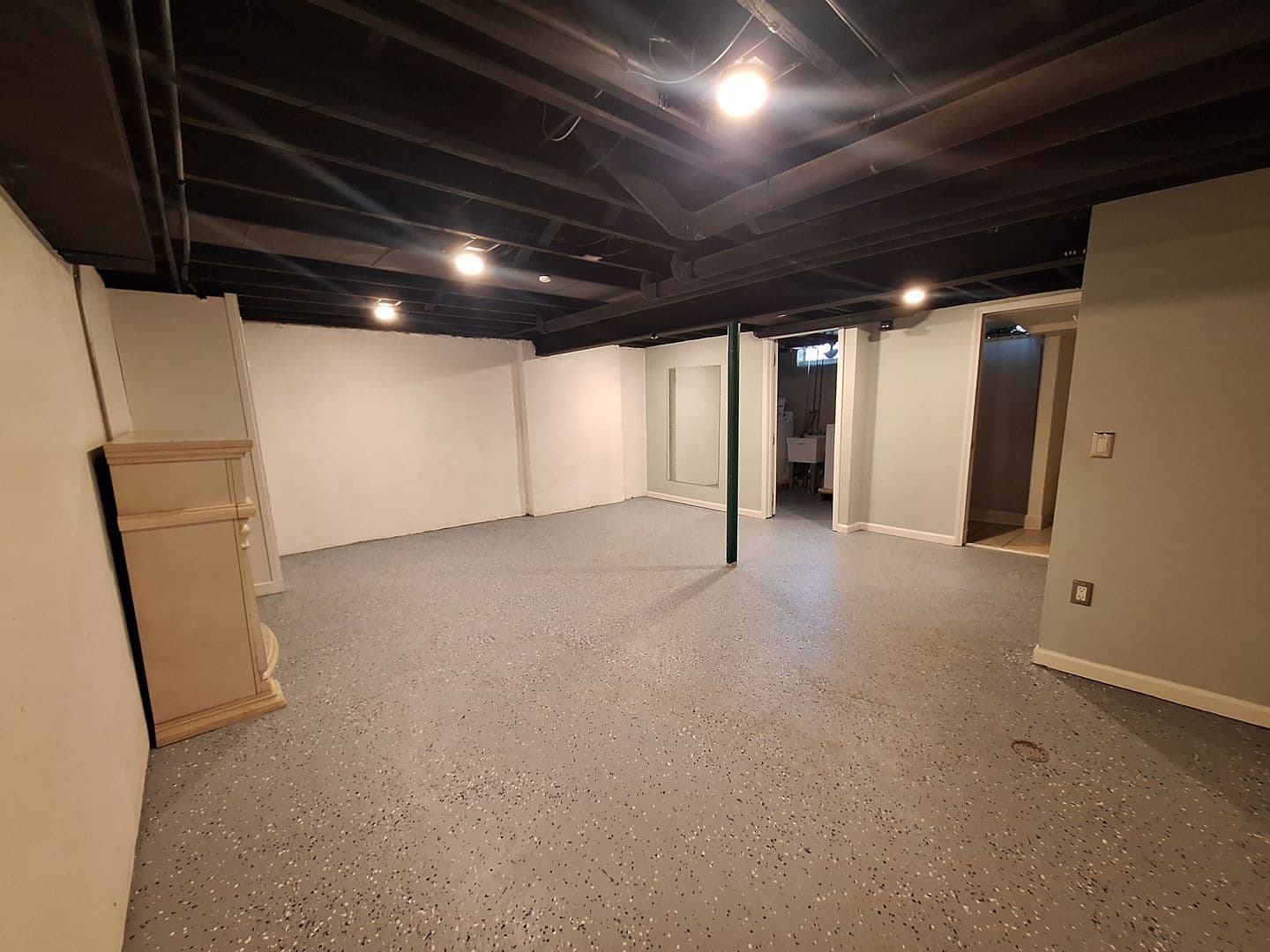 Livonia House: 9918 Woodring