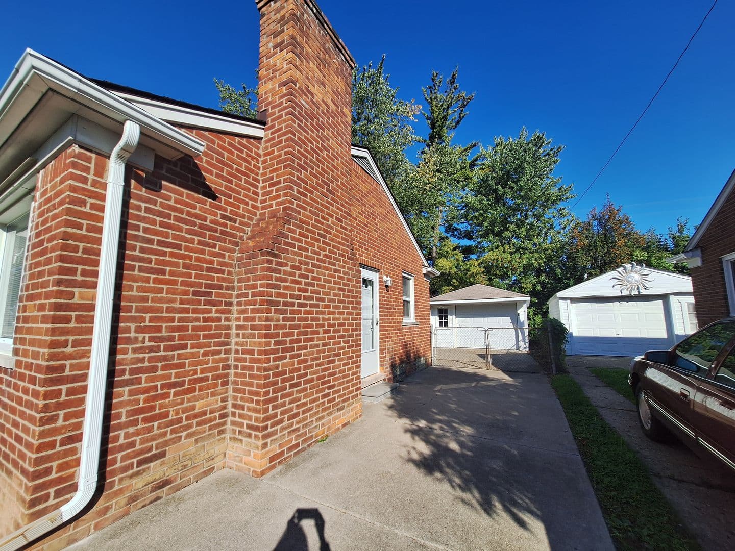 Livonia House: 9918 Woodring