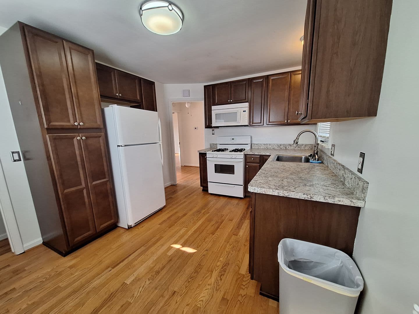 Livonia House: 9918 Woodring