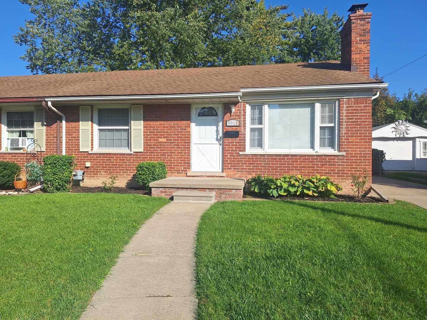Livonia House: 9918 Woodring