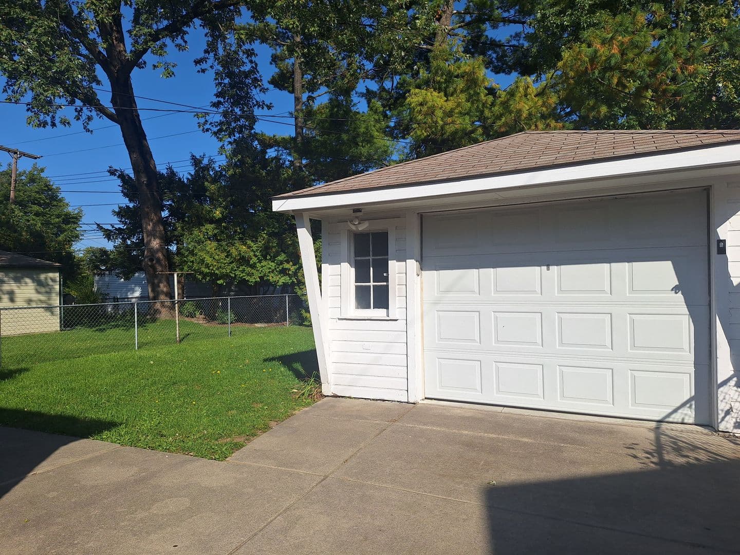 Livonia House: 9918 Woodring