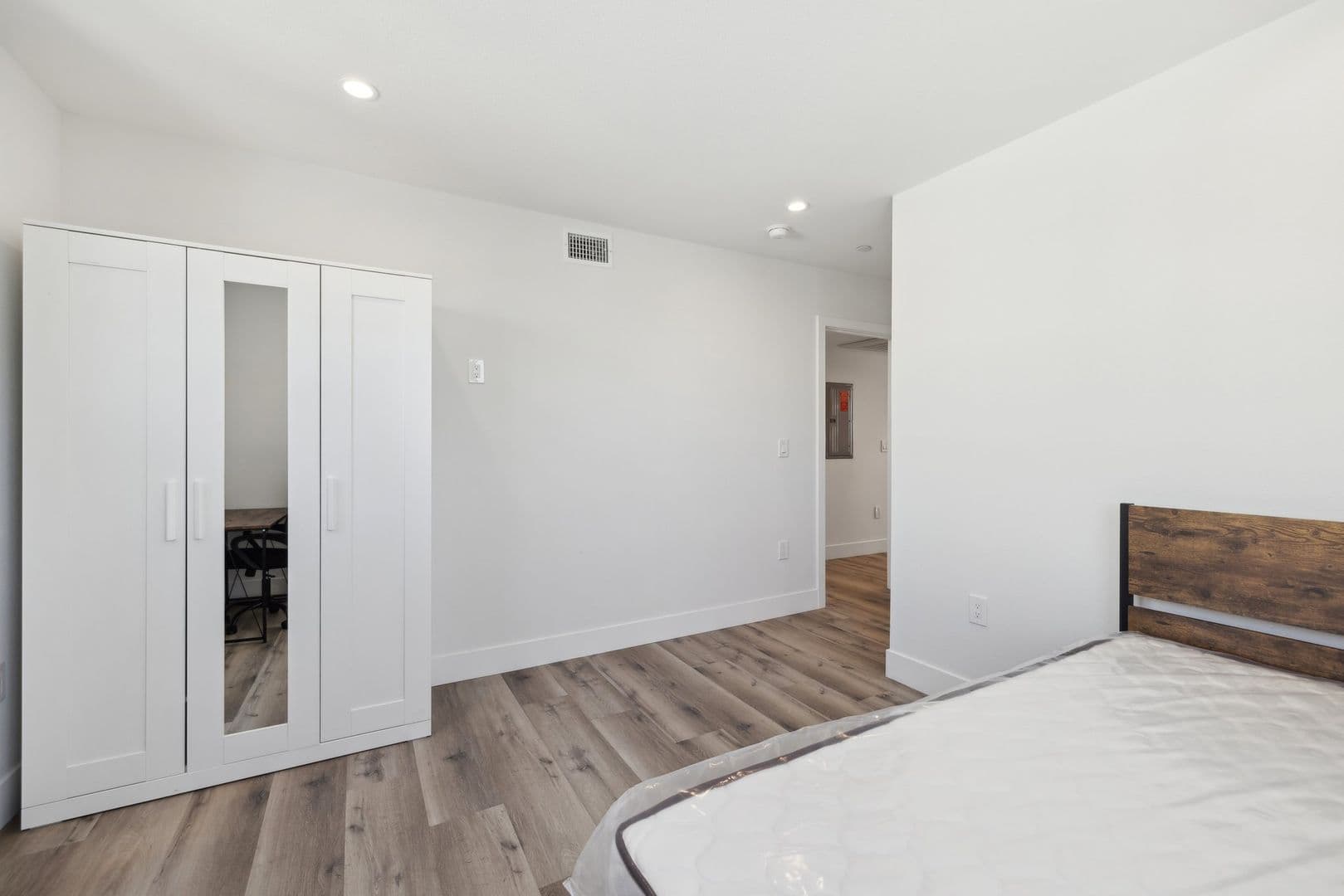 Los Angeles Apartment: 5401 Carlin Street