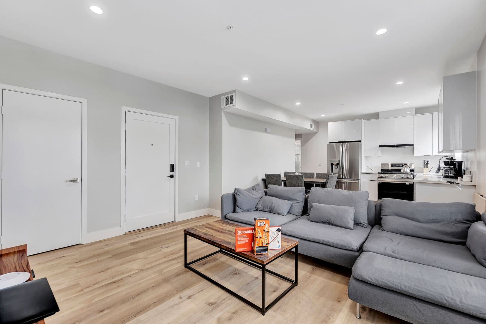 Los Angeles Apartment: 546 North Harvard Boulevard