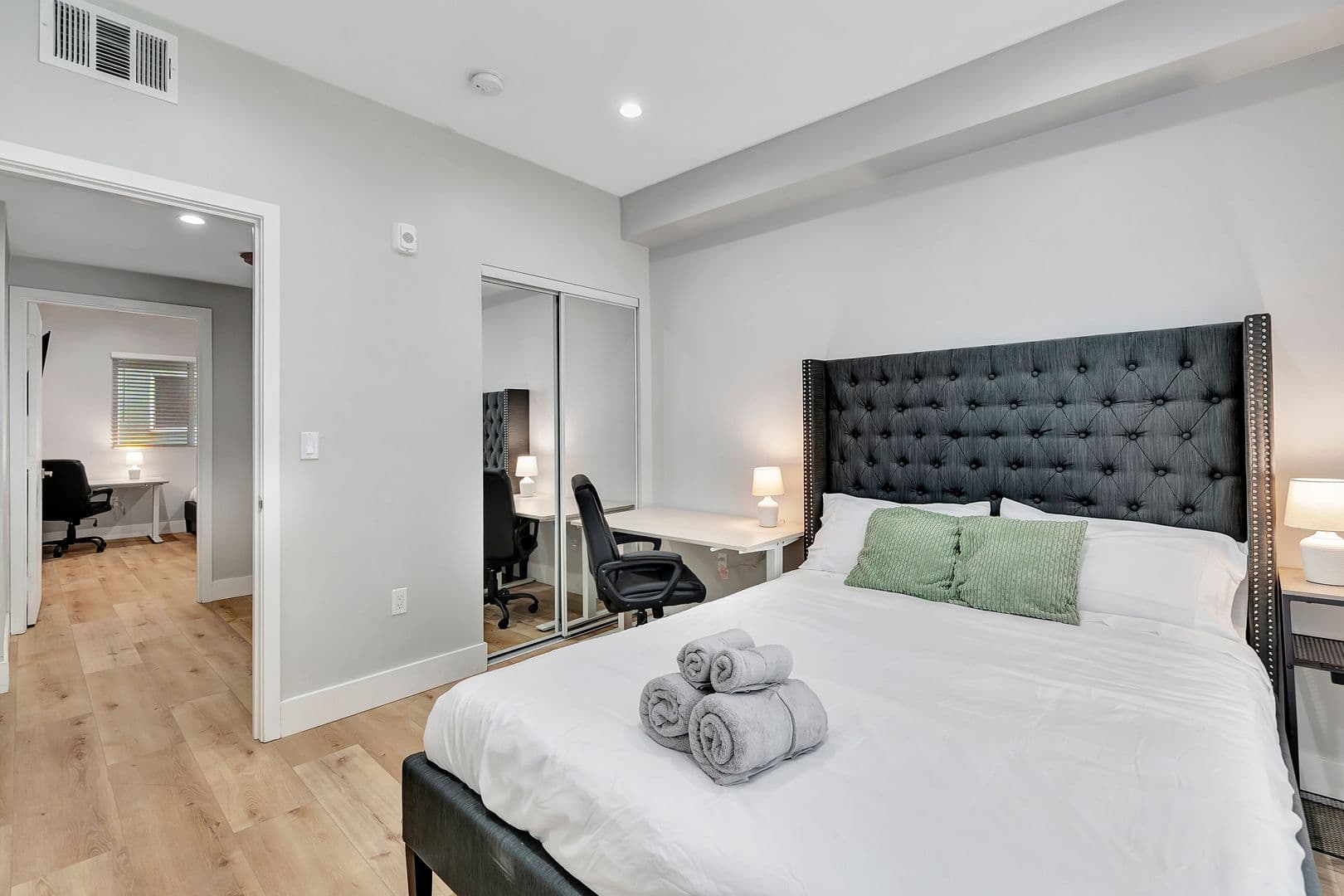 Los Angeles Apartment: 546 North Harvard Boulevard