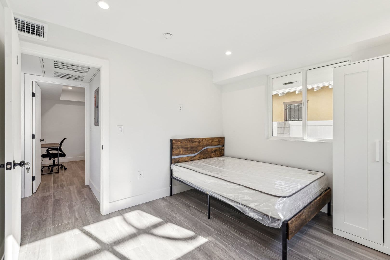 Los Angeles Apartment: 1252 West 37th Street