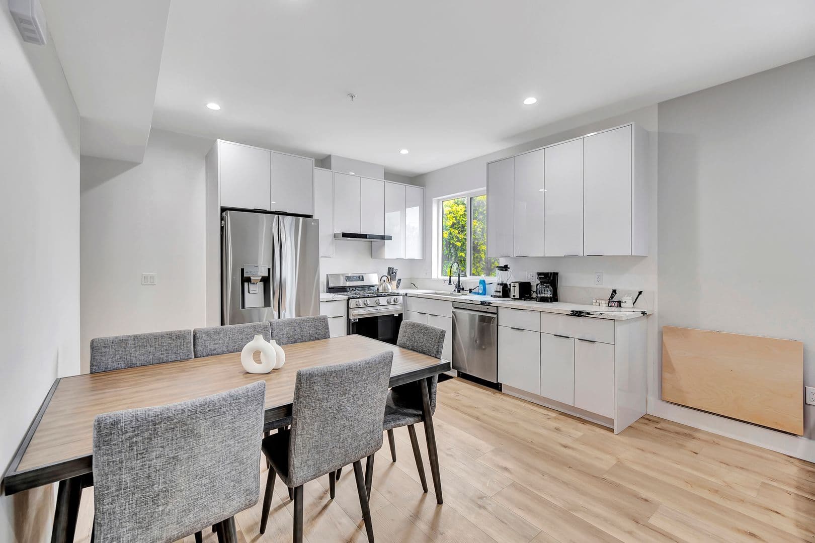 Los Angeles Apartment: 546 North Harvard Boulevard