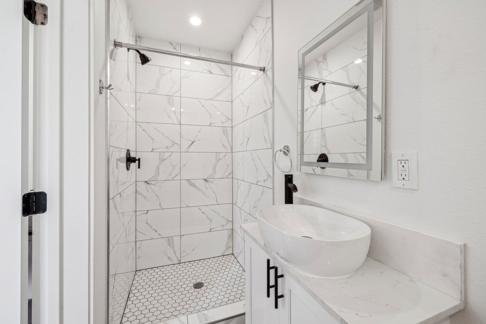 Los Angeles Apartment: 2013 Raymond Avenue