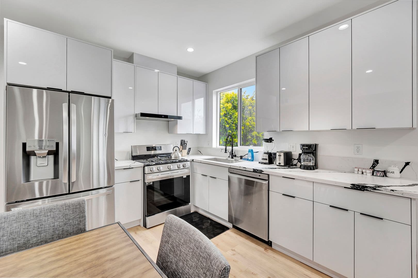 Los Angeles Apartment: 546 North Harvard Boulevard