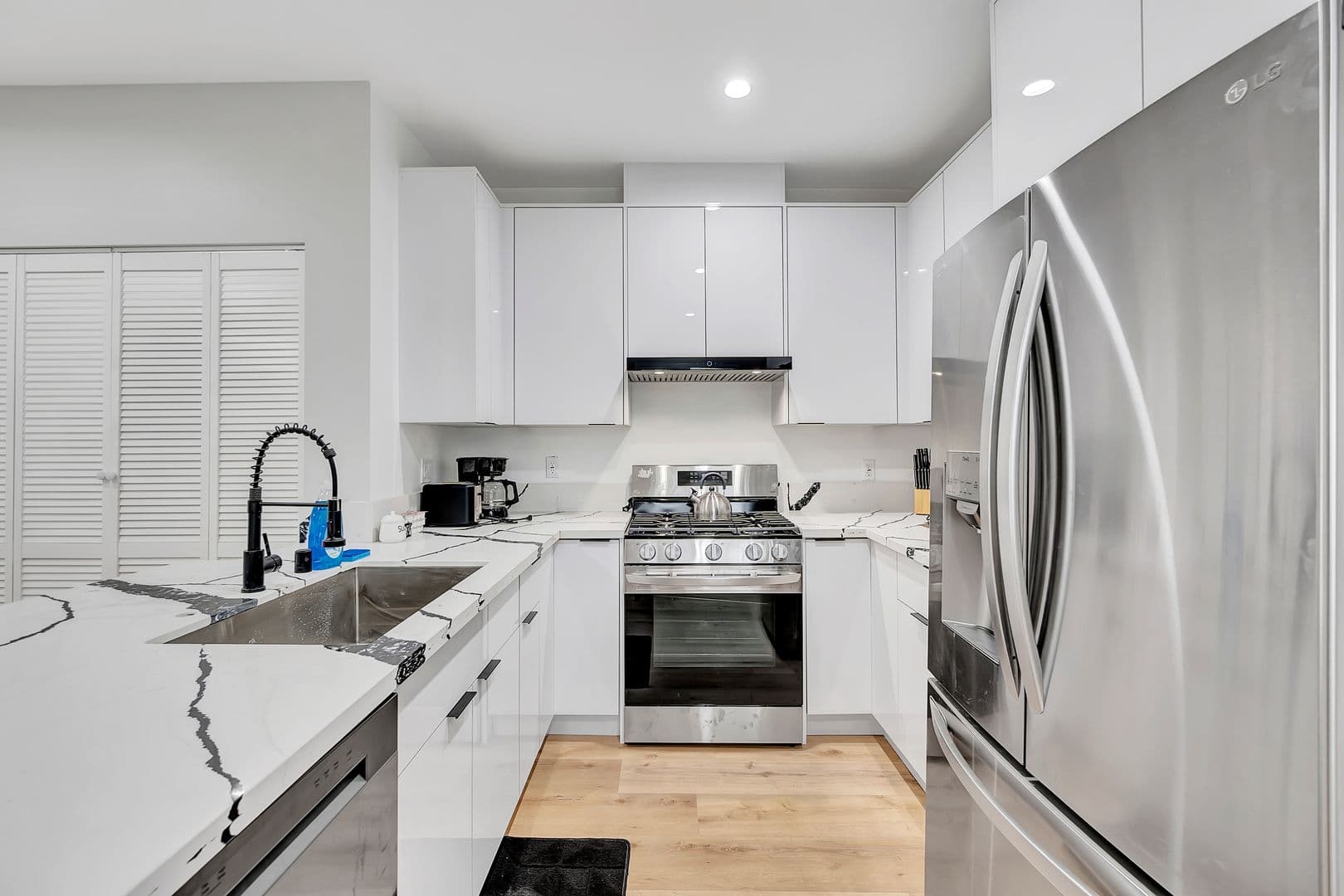 Los Angeles Apartment: 546 North Harvard Boulevard