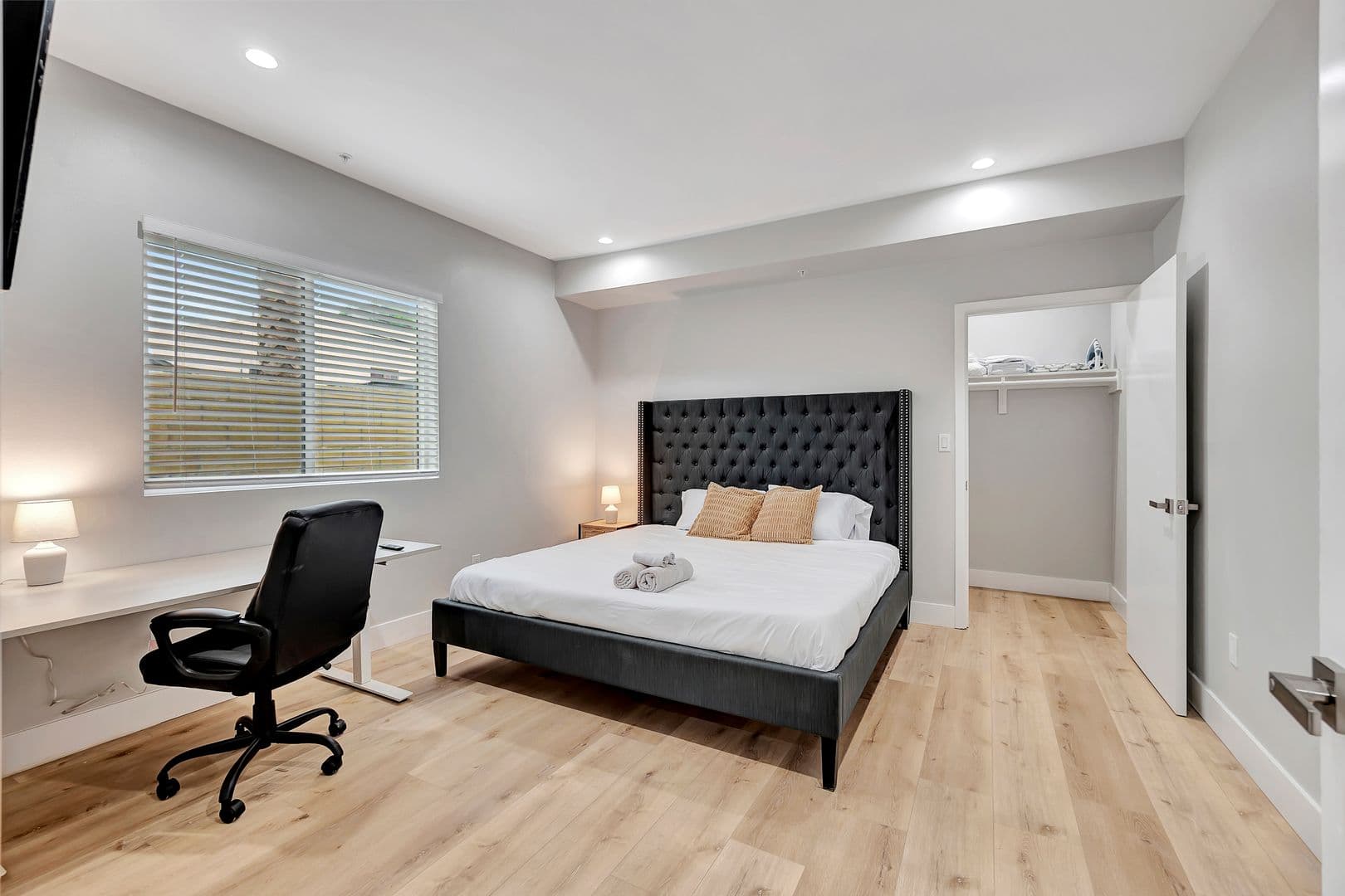 Los Angeles Apartment: 546 North Harvard Boulevard