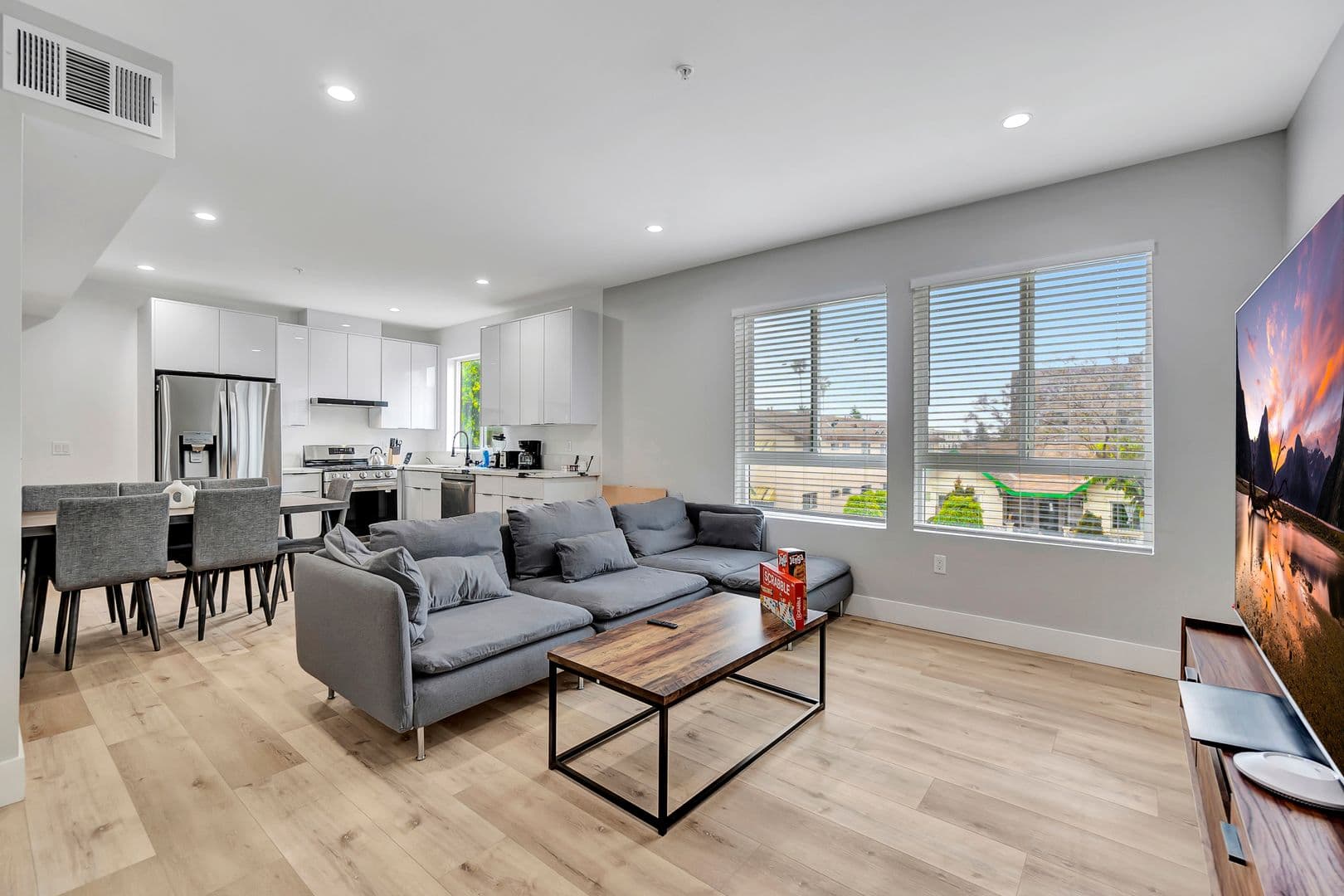 Los Angeles Apartment: 546 North Harvard Boulevard