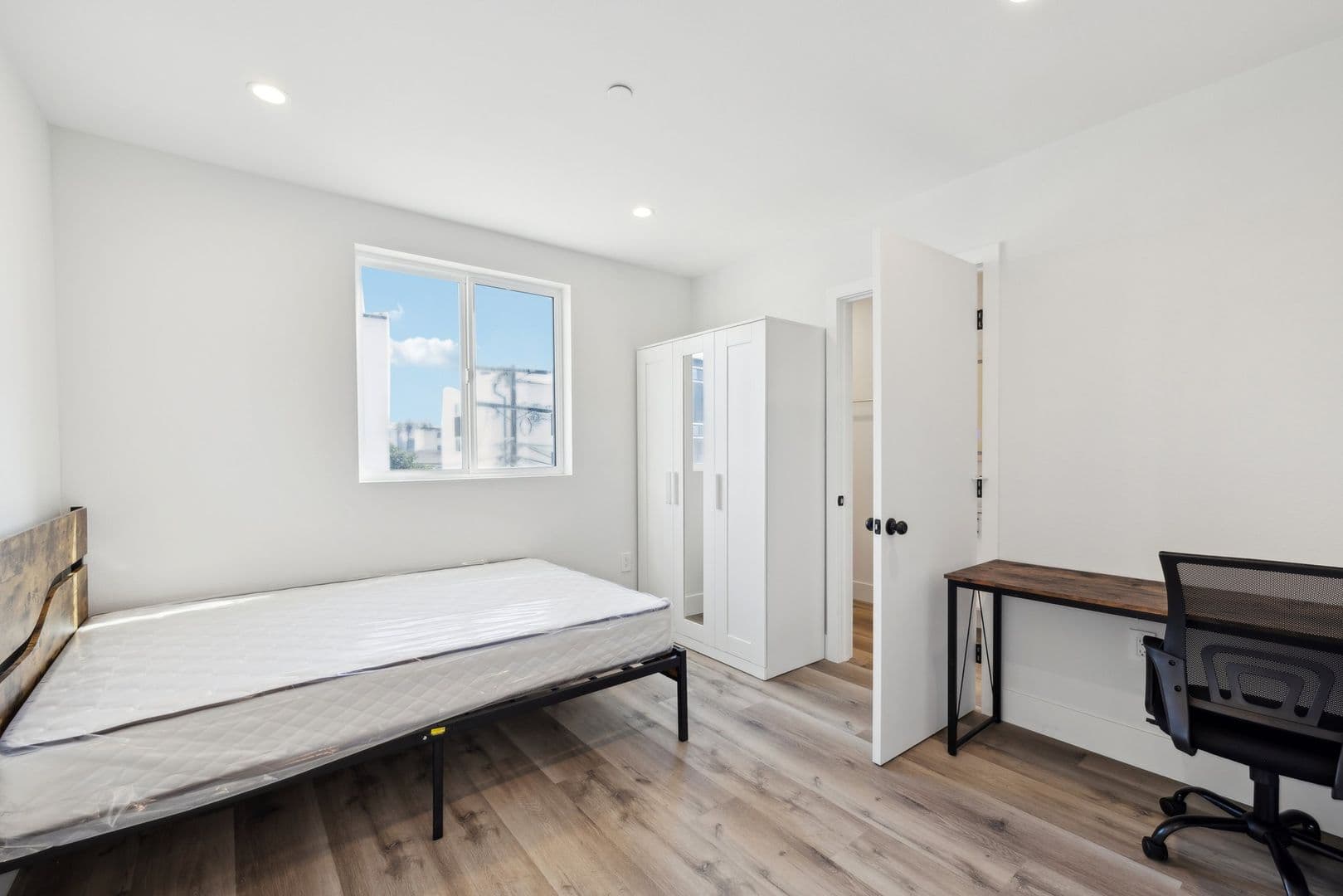Los Angeles Apartment: 3507 1/2 South Budlong Avenue