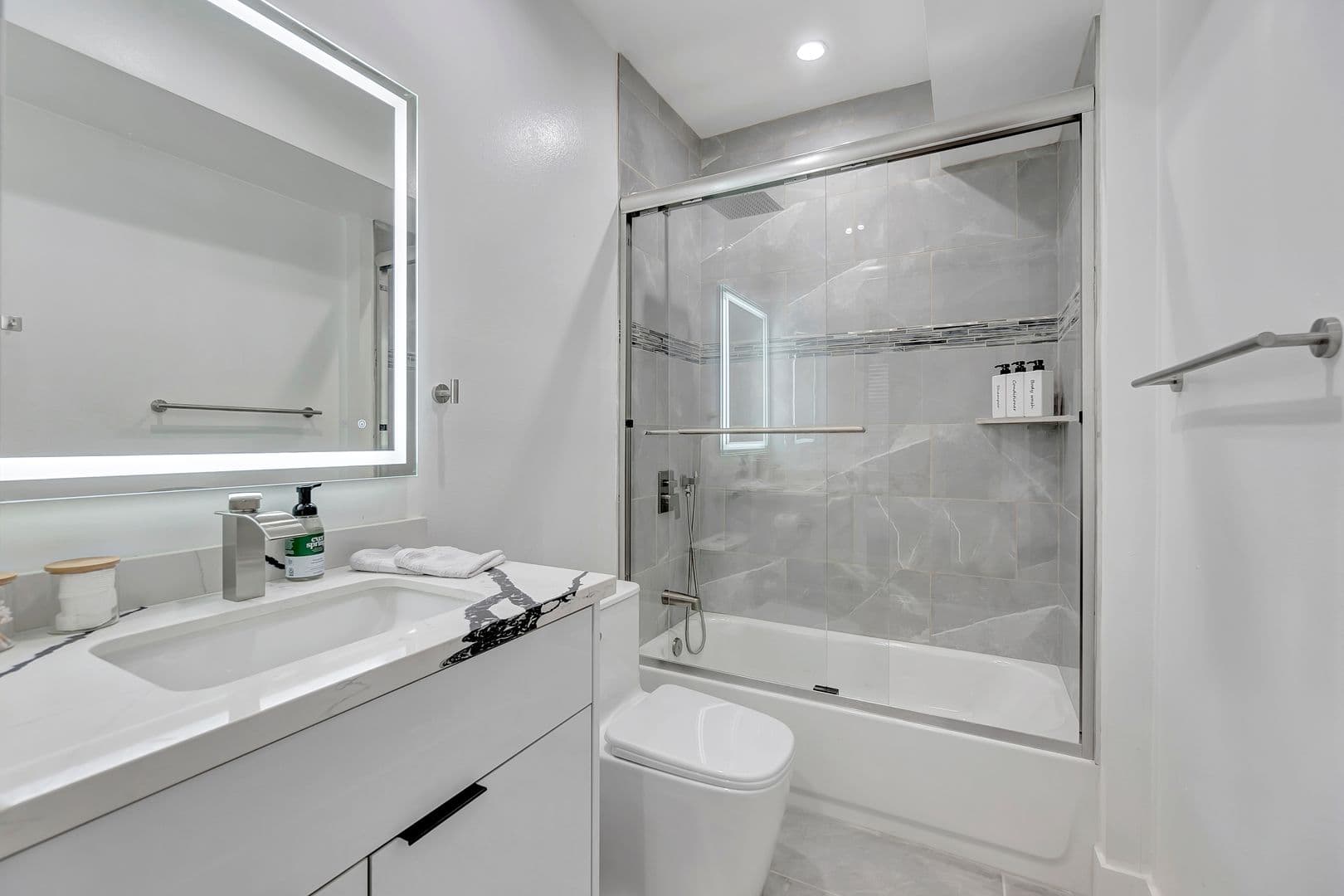 Los Angeles Apartment: 546 North Harvard Boulevard