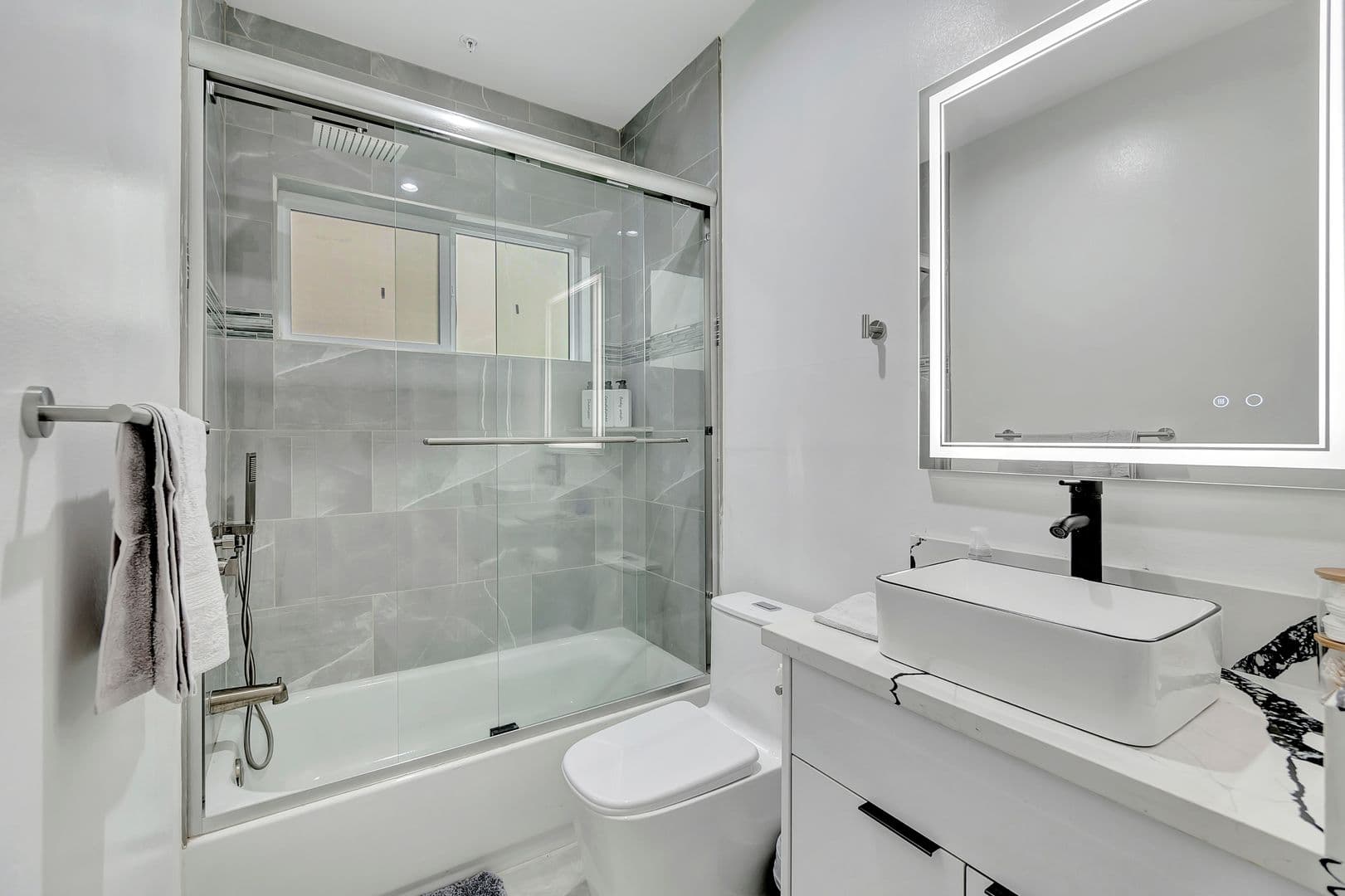 Los Angeles Apartment: 546 North Harvard Boulevard
