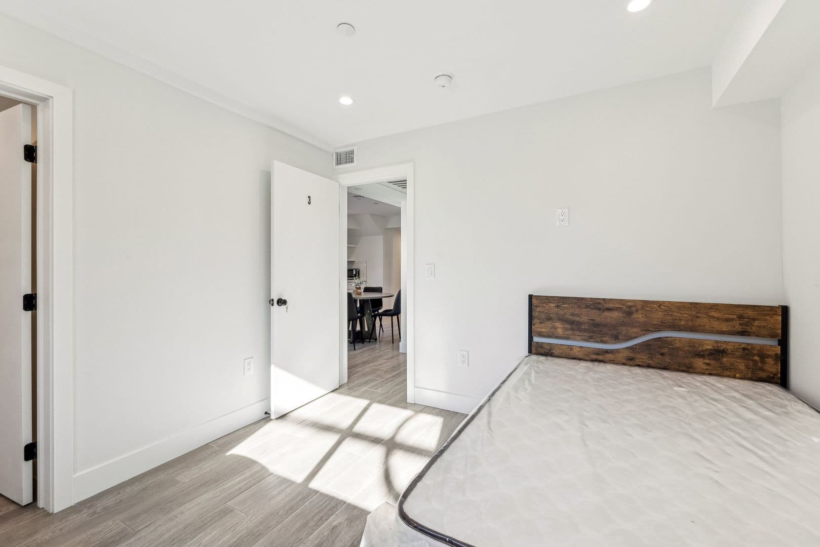 Los Angeles Apartment: 1252 West 37th Street
