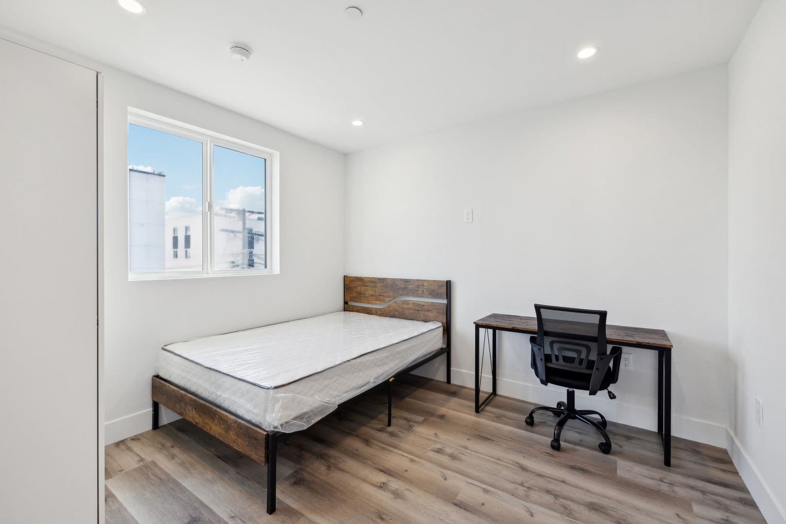 Los Angeles Apartment: 5401 Carlin Street