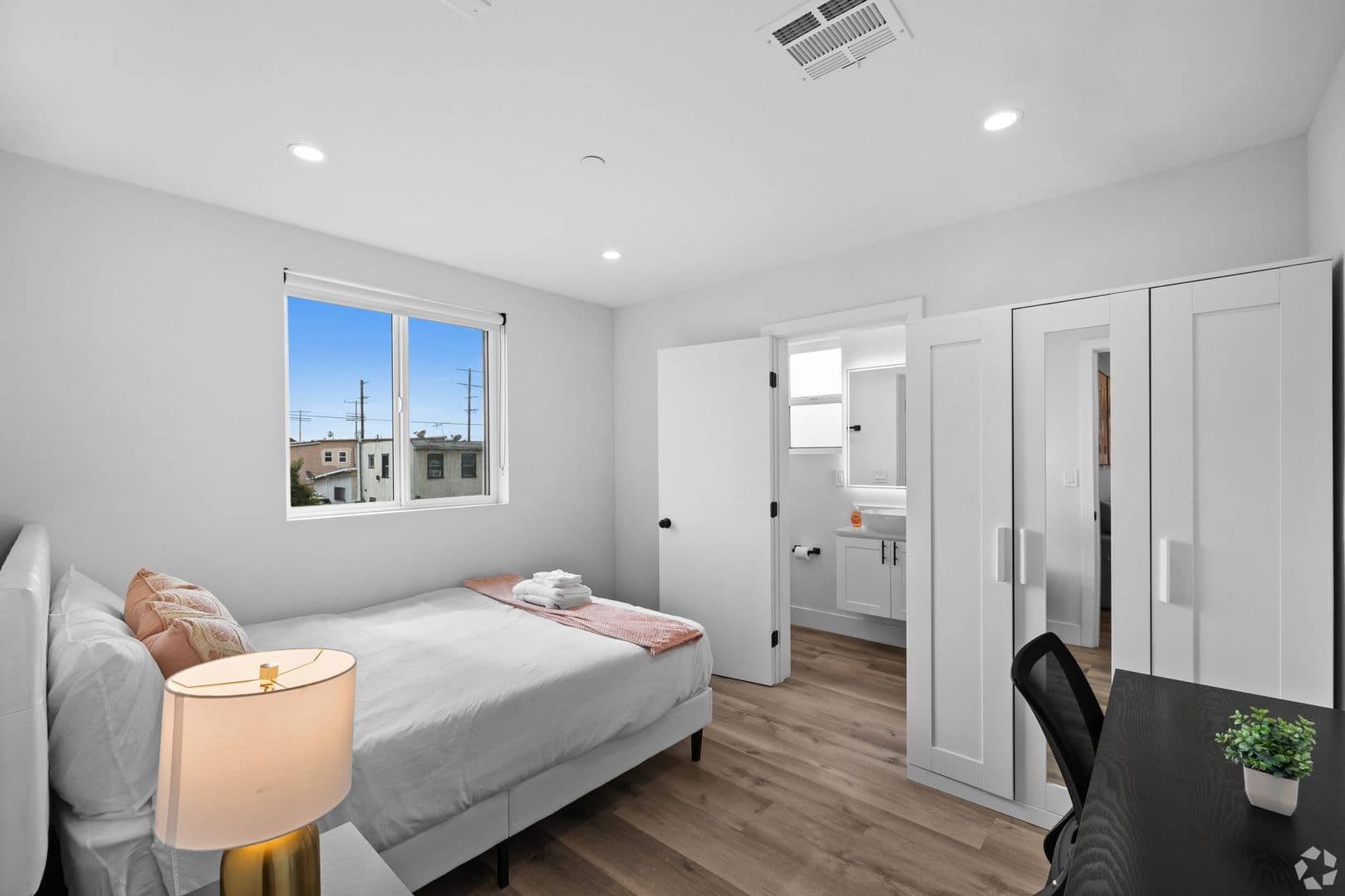 Los Angeles Apartment: 5401 Carlin Street