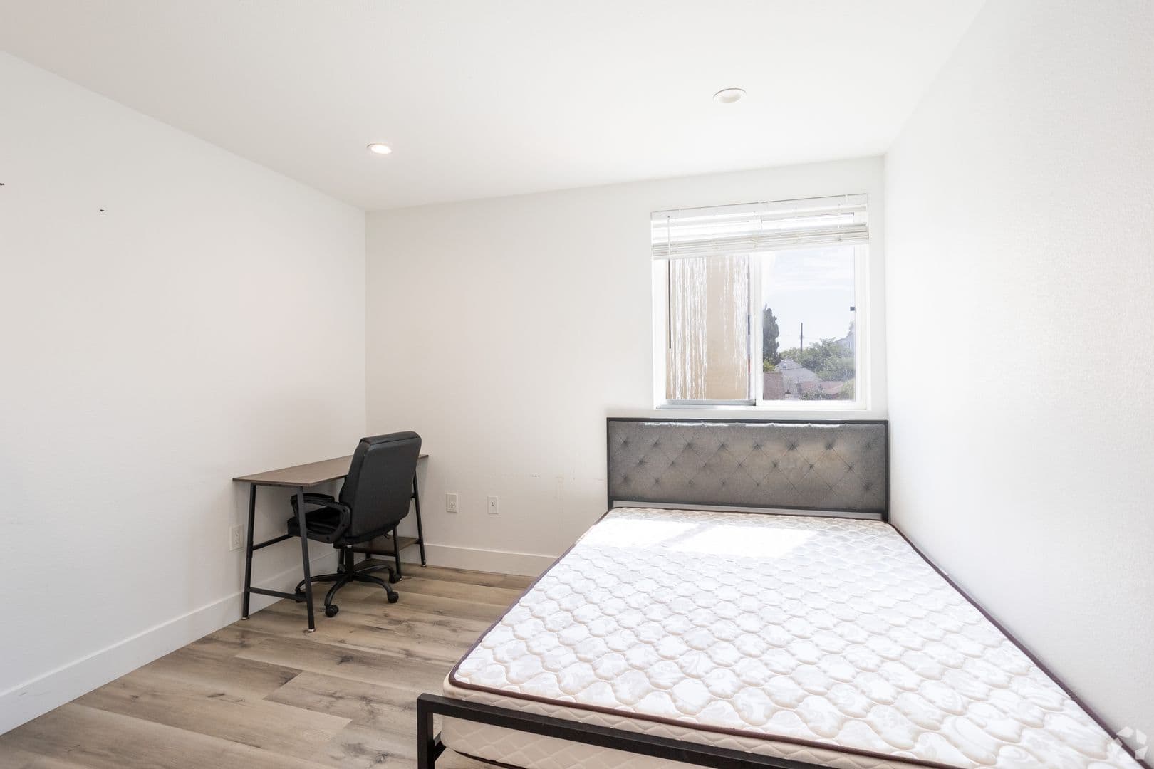 Los Angeles Apartment: 1530 West 37th Street