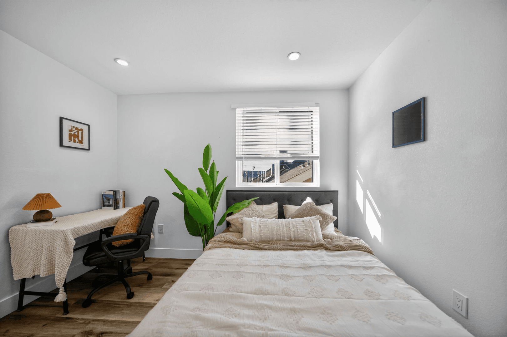 Los Angeles Apartment: 1530 West 37th Street