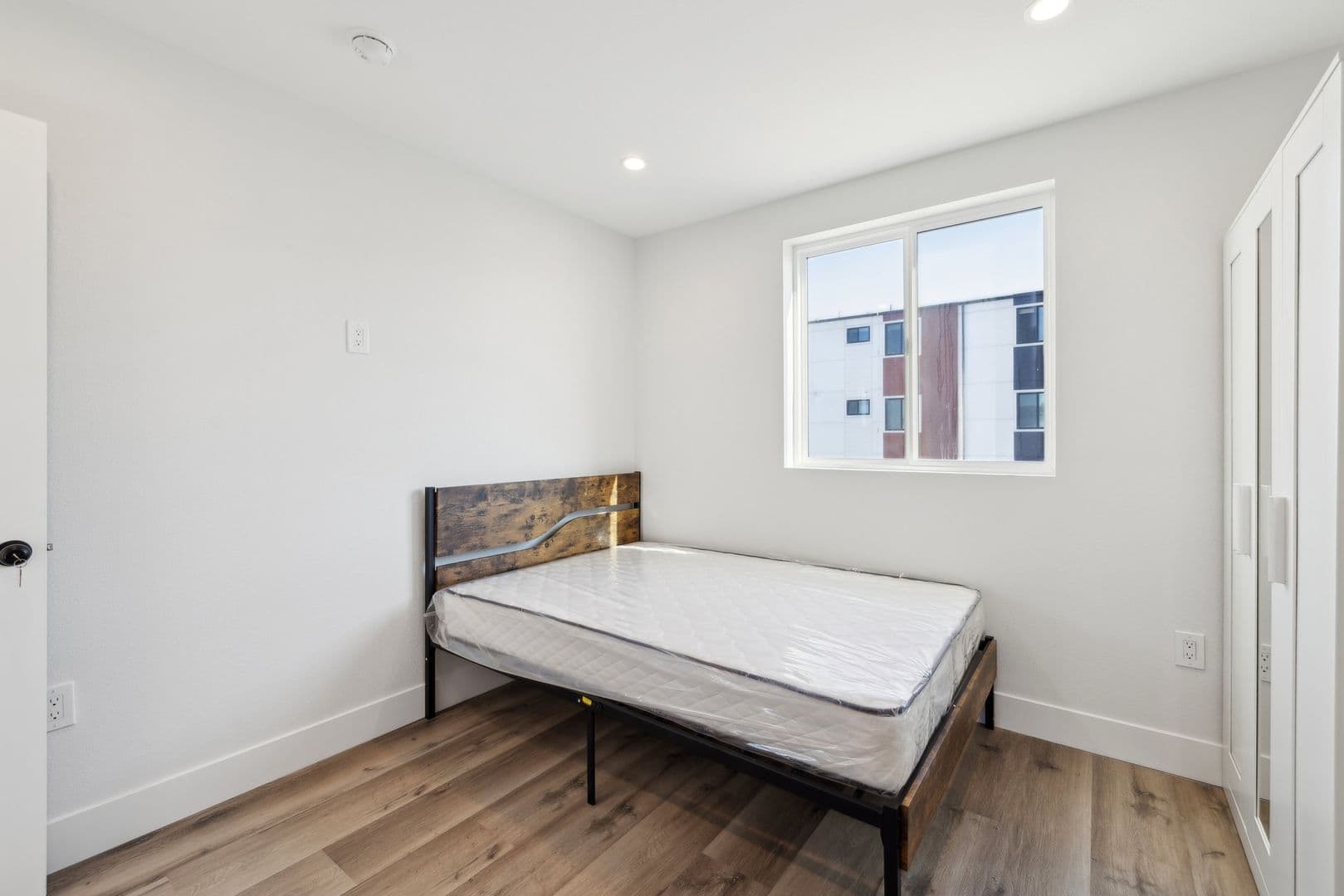Los Angeles Apartment: 2013 Raymond Avenue