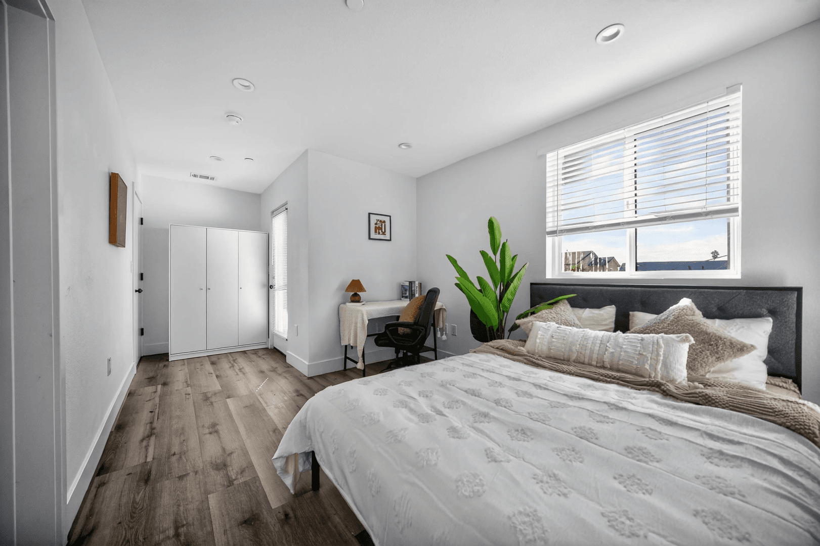 Los Angeles Apartment: 1530 West 37th Street