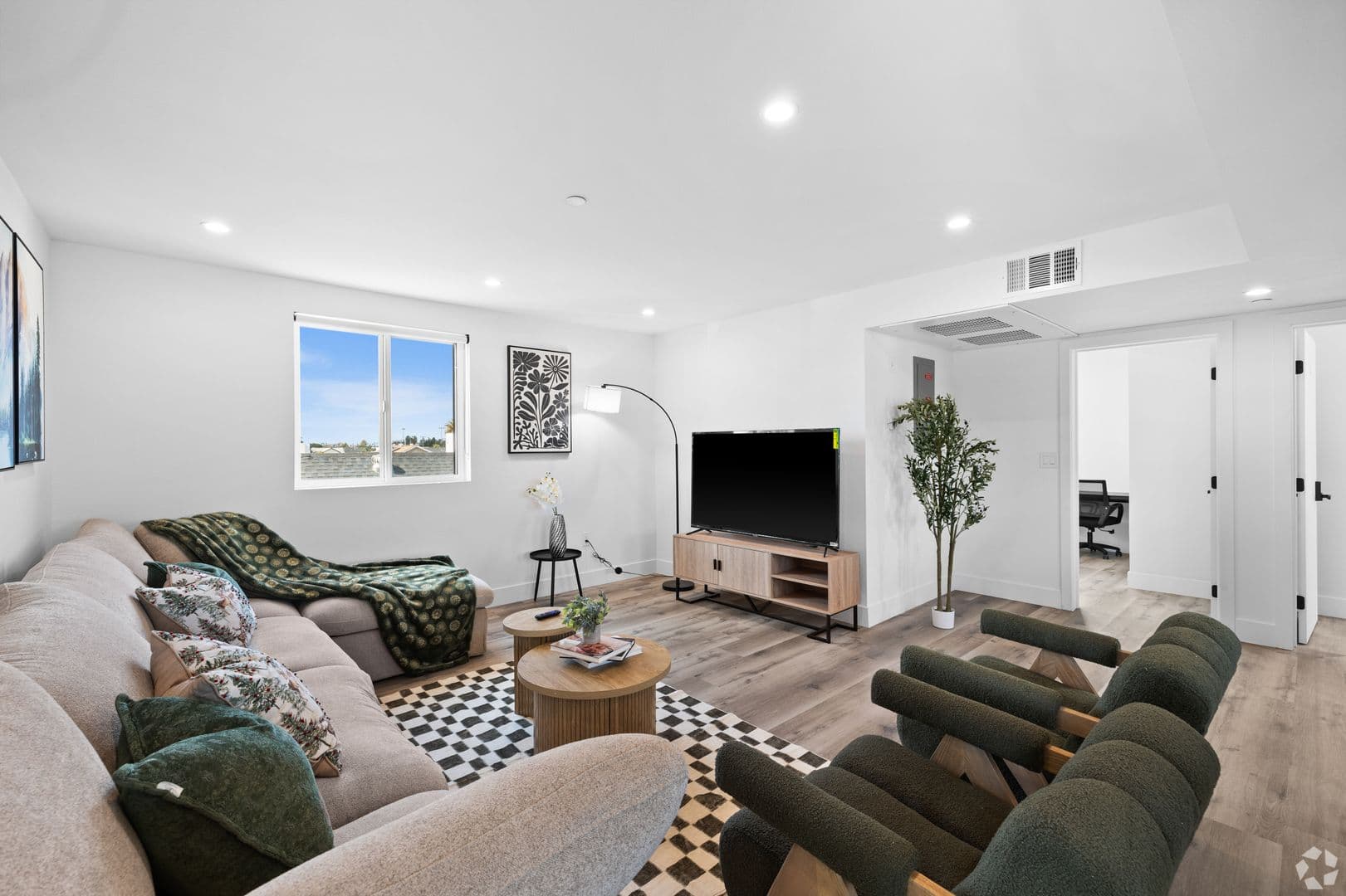 Los Angeles Apartment: 5401 Carlin Street