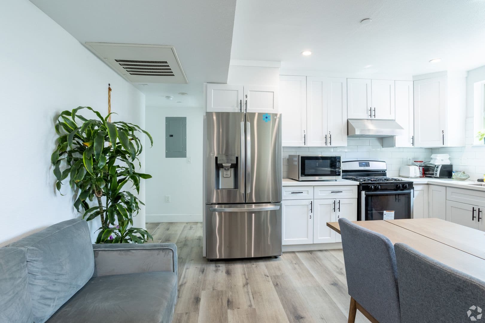 Los Angeles Apartment: 1530 West 37th Street